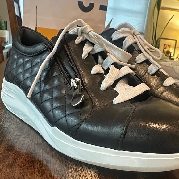 NeW Munro Black Quilted Sneakers with White Soles - Picture 5 of 6